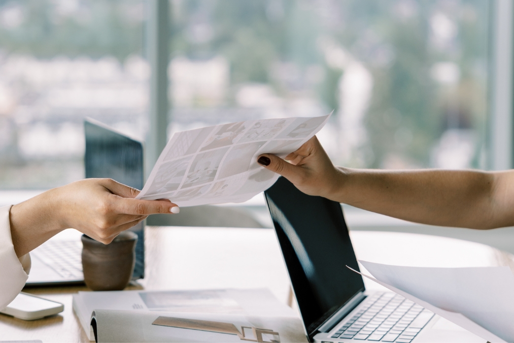 Gina Dunn AI consultant showing how to set up Claude properly on a laptop